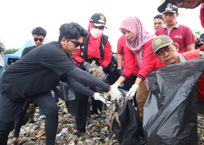 Gerakan Bersih-bersih Pemkot Bandar Lampung, 300 Ton Sampah Terkumpul di Pantai Nelayan Payang