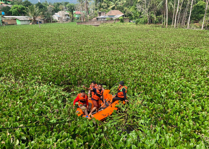 Kades-Warga dan Jajaran BPBD, Polsek Penengahan Gotong Royong, Camatnya Malah Melipir