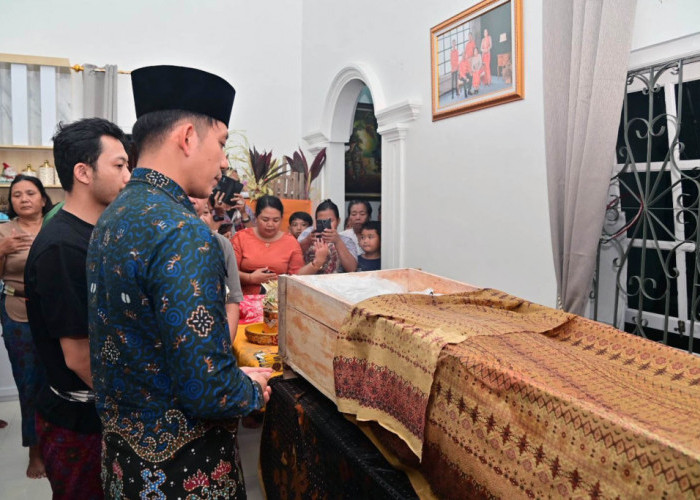 Beri Penghormatan Terakhir untuk Almarhum Made Sukintre, Bupati Egi: Kita Semua Kehilangan