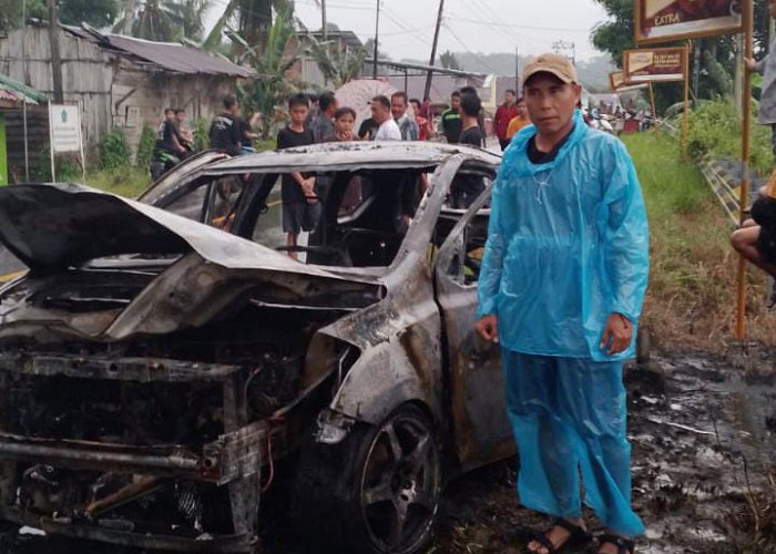  Mobil Datsun Terbakar,Satu Orang Korban Luka Bakar Dibawa ke Puskesmas