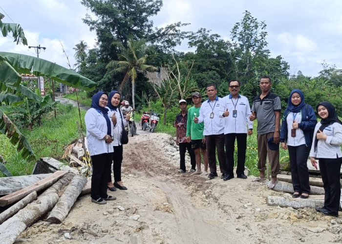 PT. PNM Cabang Lampung Bantu Masyarakat Perbaiki Jembatan Longsor Desa Sripendowo-Kemukus Secara Darurat