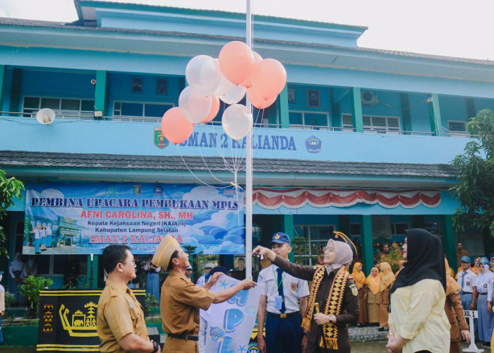 Kajari Lamsel Motivasi Siswa SMAN 2 Kalianda di Hari Pertama MPLS