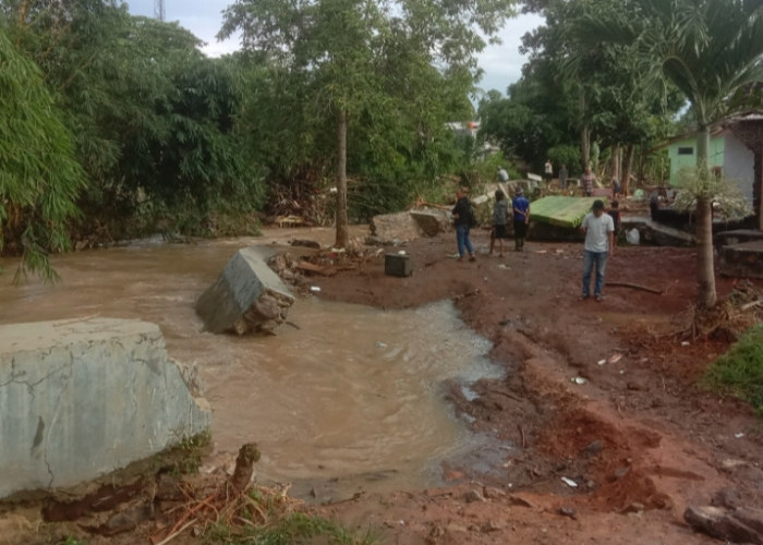 Warga Minta Pemkot Badar Lampung Benahi Tanggul Jebol di Perumahan Gelora Persada Banjir 