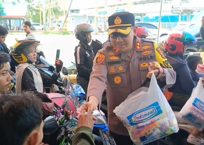 Polres Lamsel Bagikan Minuman Dingin Ke Pemudik Motor di Bakauheni