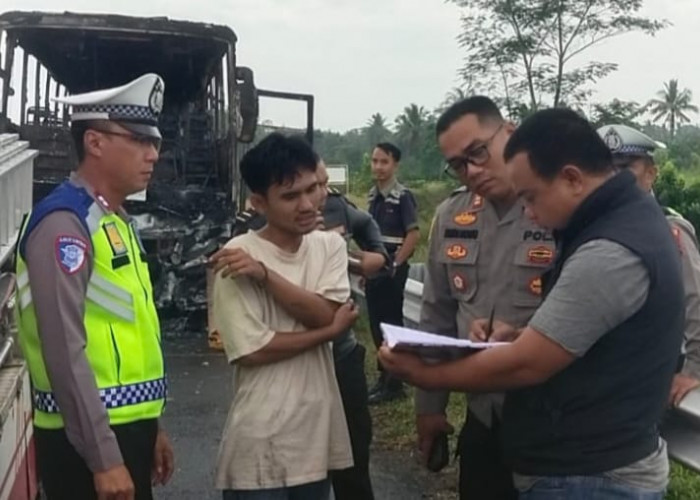 Mobil Bus Tujuan Kecamatan Kasus Way Kanan Terbakar di Kilometer 93+600 Jalan Tol Trans Sumatera Natar 