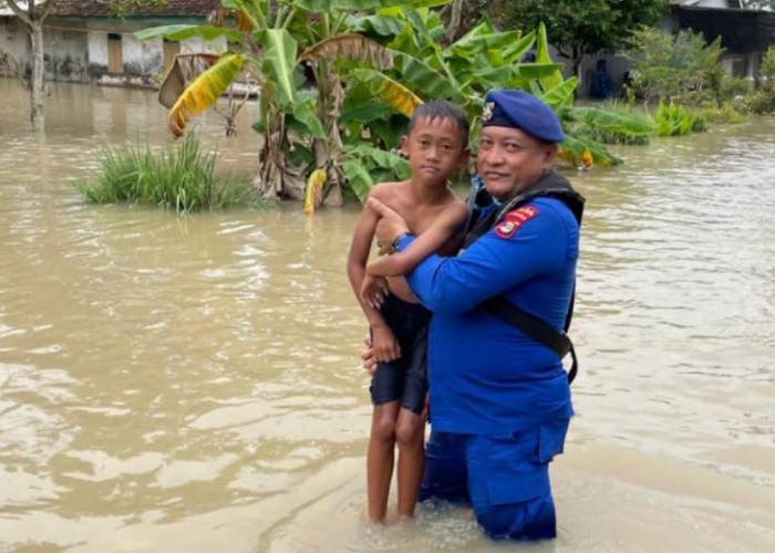 Gabungan Polairud Polda Lampung dan Polres Lamsel  Evakuasi Warga Terdampak Banjir