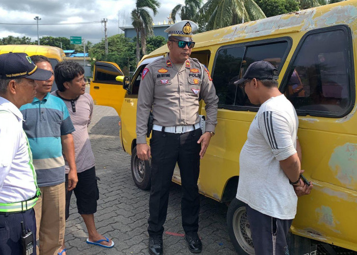 Ban Gundul Dipakai Narik, Polisi Tegur Supir Angkot