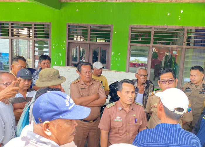 Kantor Desa Digeruduk, Warga Palas Pasemah Tuntut Pemulihan KPM 