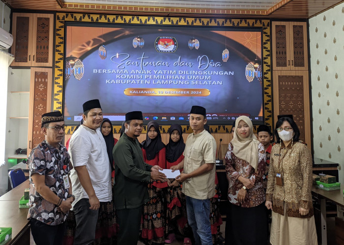 KPU Lampung Selatan Peduli Sesama, Beri Santunan Untuk Anak-anak Yatim