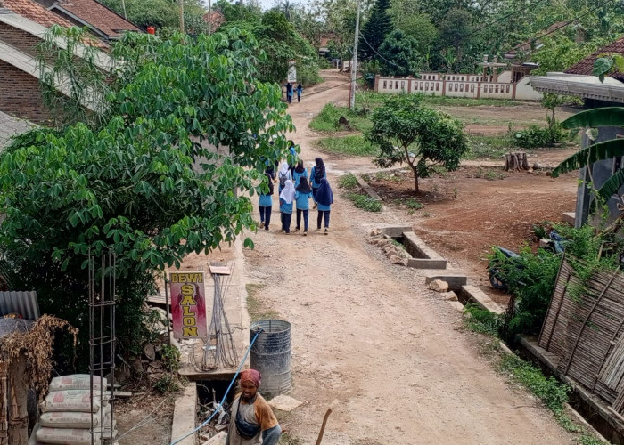 Ribuan Warga dan Anak Sekolah Tiap Hari Nikmati Jalan Rusak, Warga : Pak Nanang Jalan Kami Masih Tanah Merah