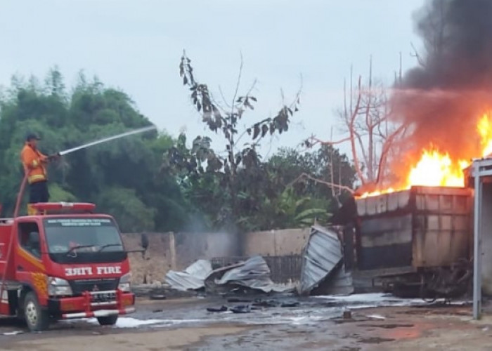 Dua Mobil dan Satu Motor Terbakar di Gudang Penimbunan BBM Desa Candimas, Polisi Lakukan Penyelidikan 