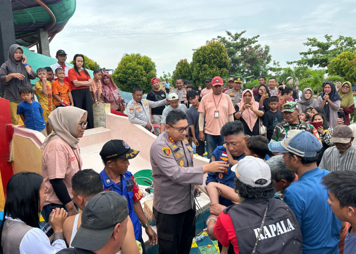 Kapolres Lampung Selatan Evakuasi Anak Terpelosok di Waterboom