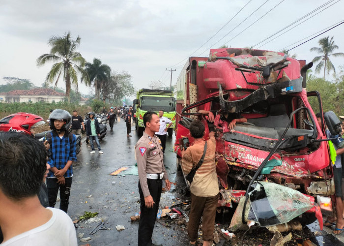 Adu Kambing Bus Brimob Dengan Truk LPG di Batang Hari Nuban, 1 Tewas, 3 Polisi Luka-luka 