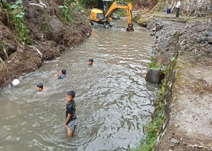 Normalisasi Sungai Way Kuyung: Pembersihan Lingkungan, Minimalisir Banjir, dan Tradisi Pemandian