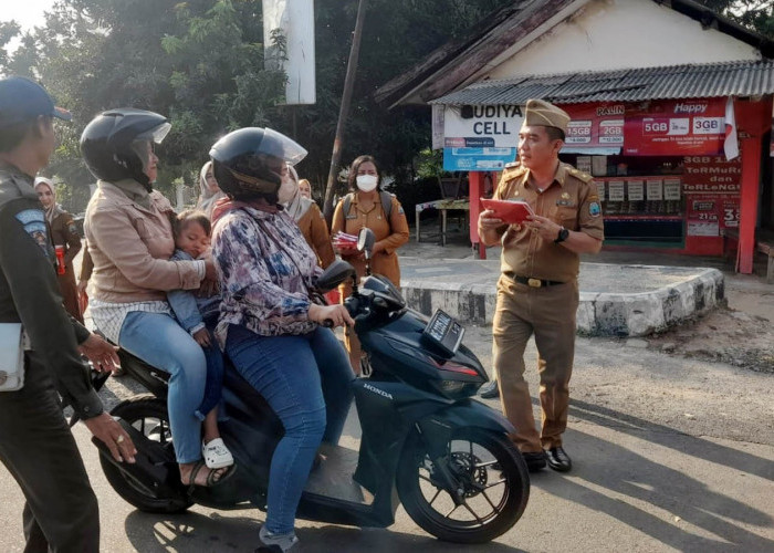 Pemkab Lamsel Bagi-bagi Bendera Merah Putih Gratis