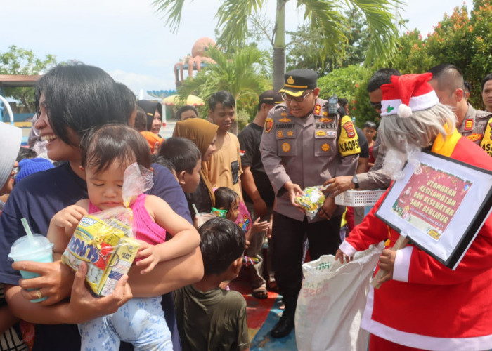 Polisi Gandeng Sinterklas Sapa Anak-Anak di Wisata Pantai di Lampung Selatan