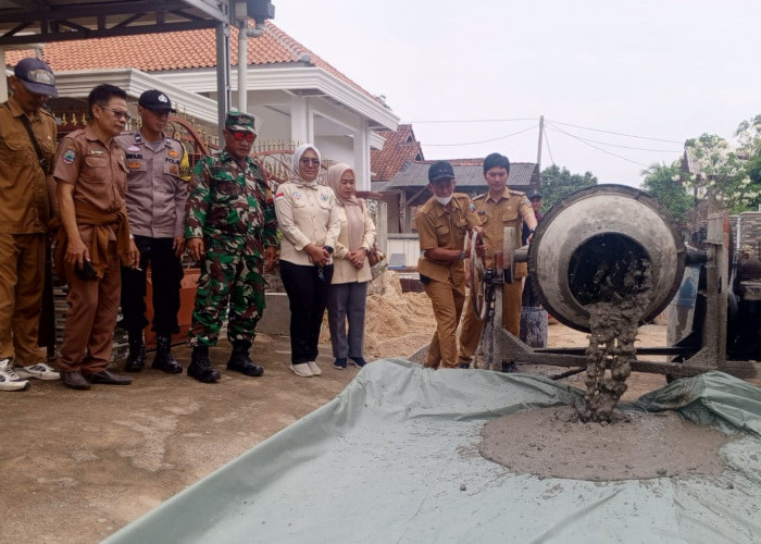 Selain Bagikan Bibit Tanaman, Desa Banjar Negeri Bangun Infrastruktur Jalan Sepanjang 175 Meter 