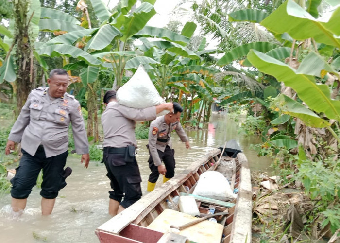 Personel Sat Samapta Polres Lampung Selatan Bantu Warga Evakuasi Barang di Tengah Banji