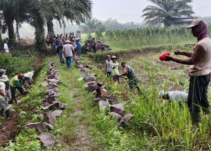 Warga Kolaborasi Babinsa, Talud 300 Meter Terwujud