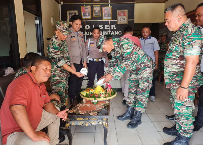 Koramil Beri Kejutan Polsek Tanjungbintang di Momen Spesial