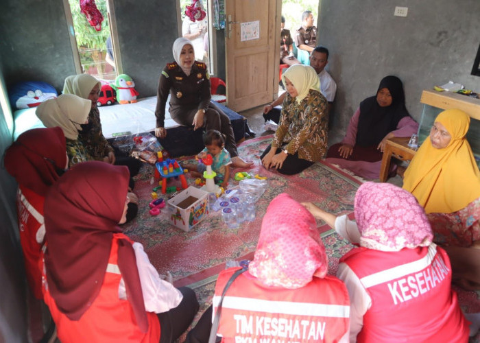 Jadi Ibu Asuh Anak Stunting, Kajari Lamsel Sambangi Anak-anak Sekaligus Beri Bantuan Asupan