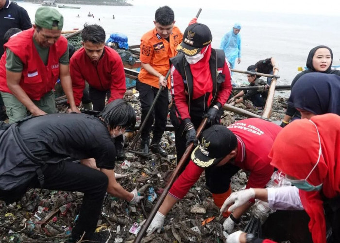 Budiman : Sampah di Pesisir Bandar Lampung Jangan di Bebankan ke DLH Saja