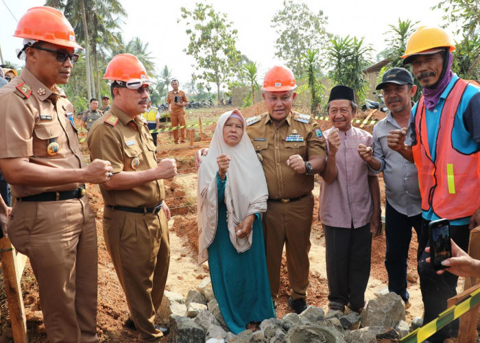 Hibahkan Tanah Untuk Pembangunan SMP, Nanang Ermanto Sebut Darmis, dan Winarni Pahlawan Era Globalisasi