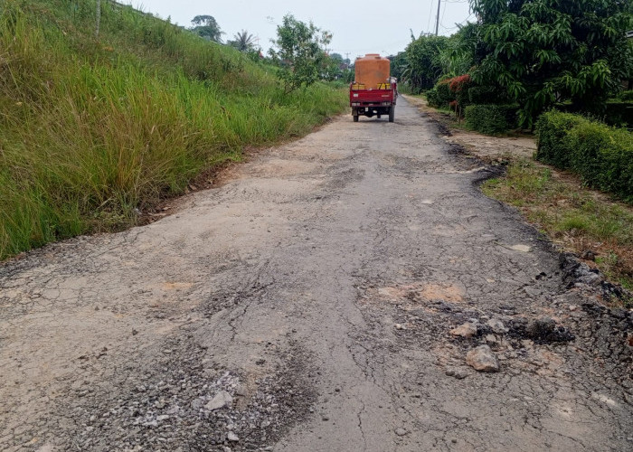 Astaghfirullah, Baru Hitungan Bulan Jalan Yang Dibangun Pemprov Lampung Ini Sudah Hancur