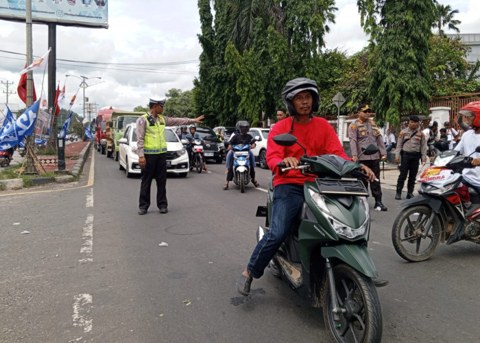 Momen Kapolres Lampung Selatan Turun Kejalan Atur Lalu Lintas di Depan Bandara Radin Inten II 