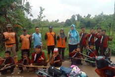 Antusias Siswa SDN 4 Merak Batin Bersama Petugas DLH Bersih-bersih Lingkungan Sekolah 