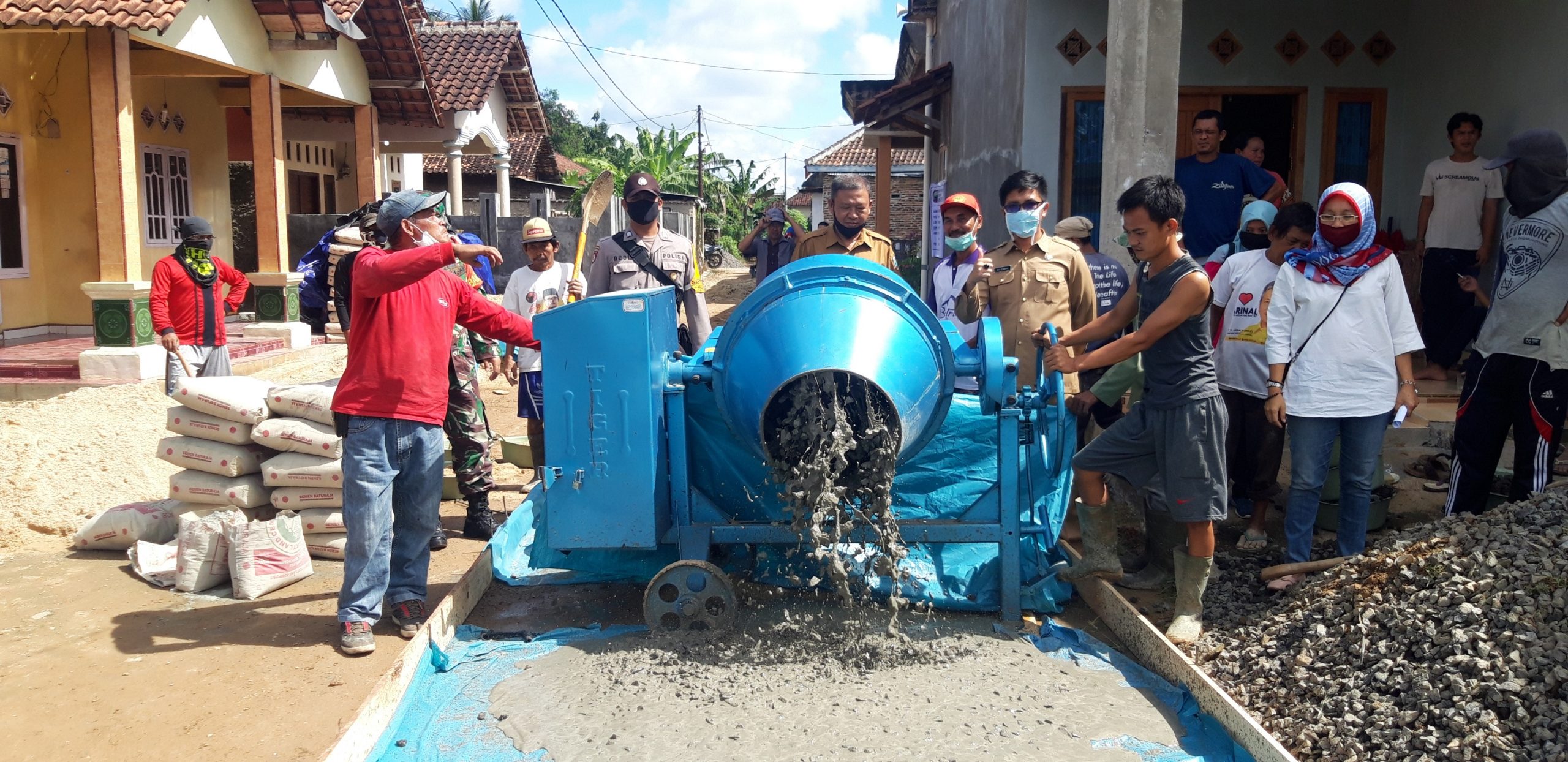 Merakbatin Bangun Jalan Rabat Beton Satu Kilometer