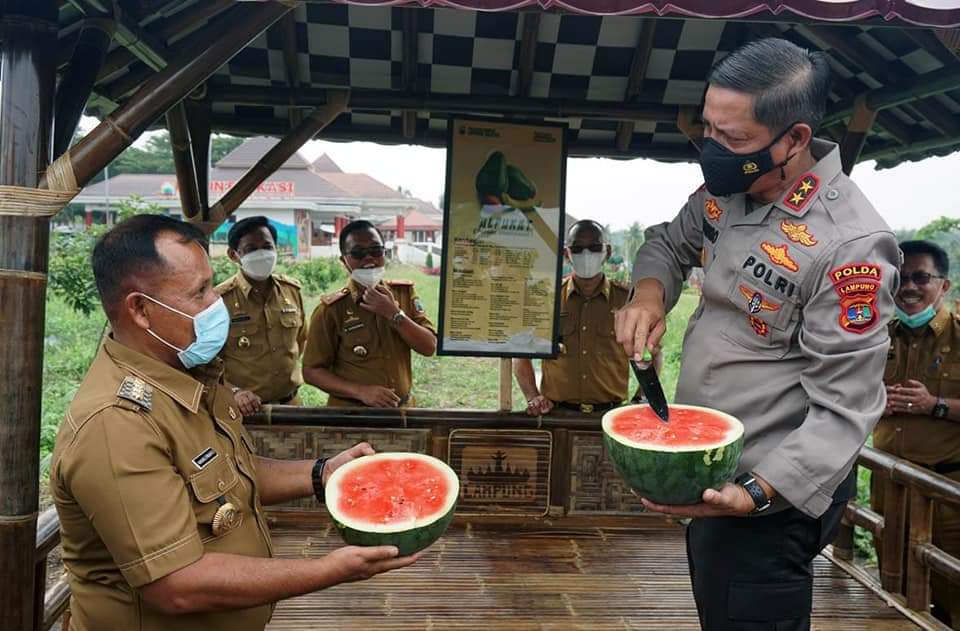 Kulineran dan Belah Semangka di Kebun Edukasi