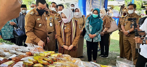 Dinas Koperasi dan UKM Tampilkan Hasil Kerajinan dan Makanan Olahan Dalam Lomba Desa Tingkat Provinsi