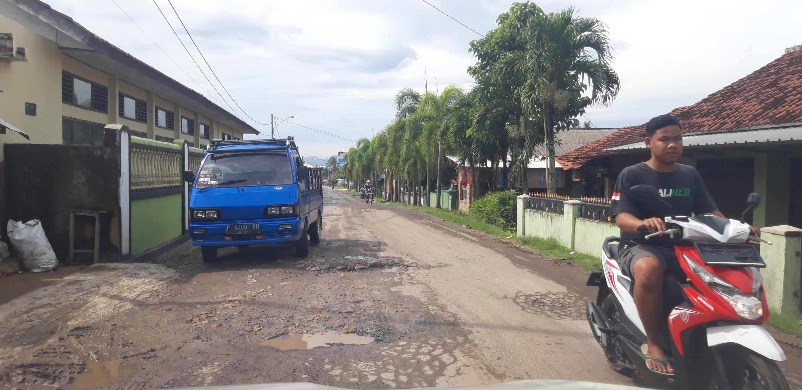 Jalan Rusak, Truk Jadi Kambing Hitam