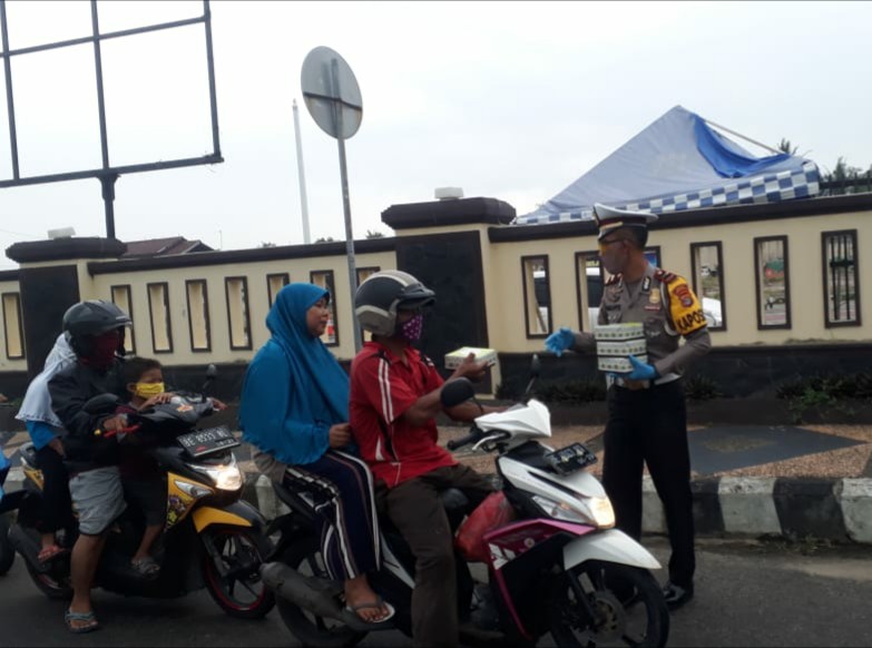 Polres Lamsel Berbagi 100 Paket Makanan Jelang Berbuka