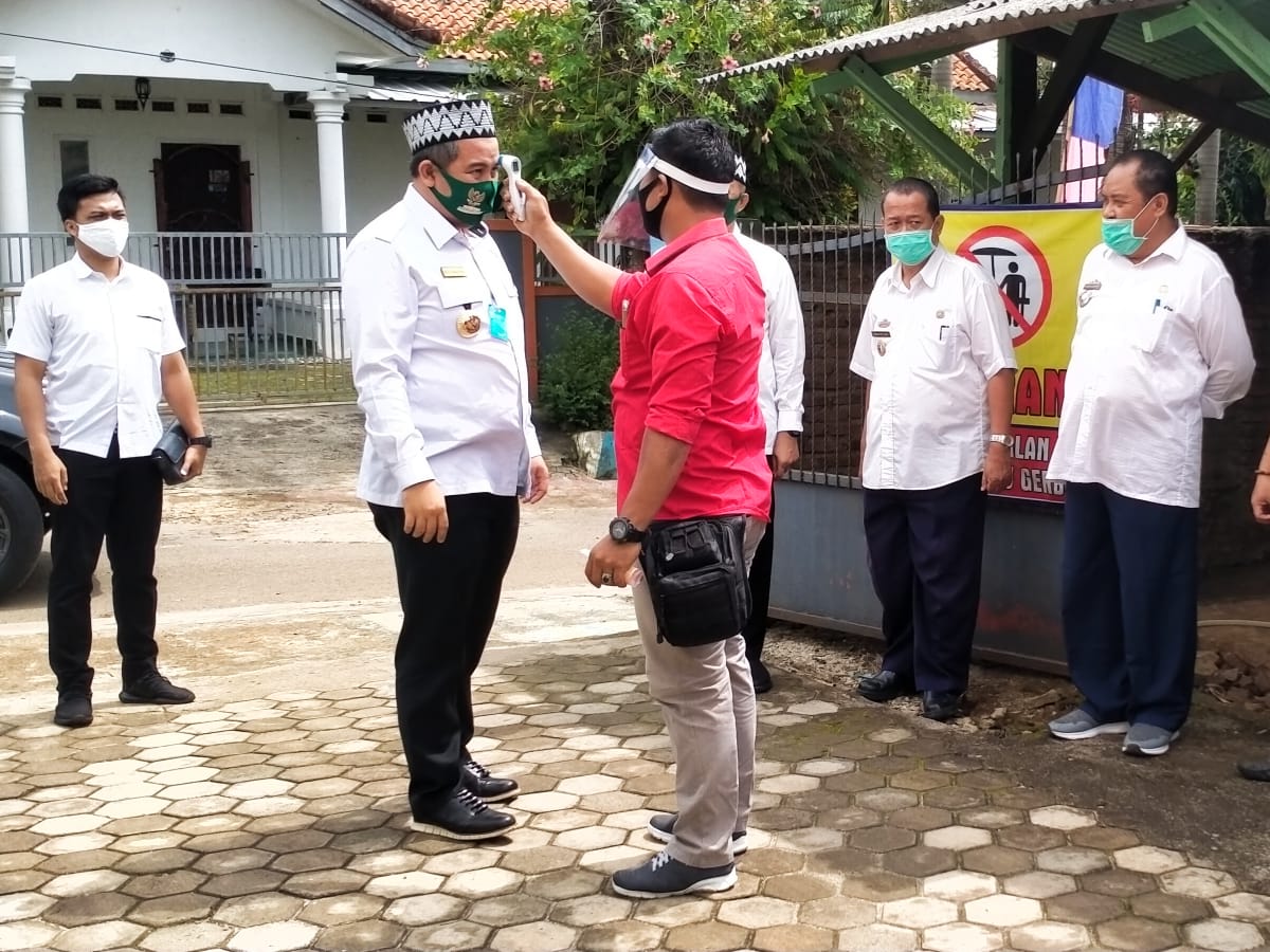 Bupati Dendi Tinjau SOP Protokol Kesehatan SDN 6 Gedongtataan