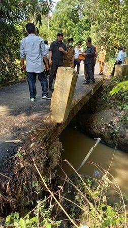 Warga Keluhkan Jembatan Nyaris Roboh