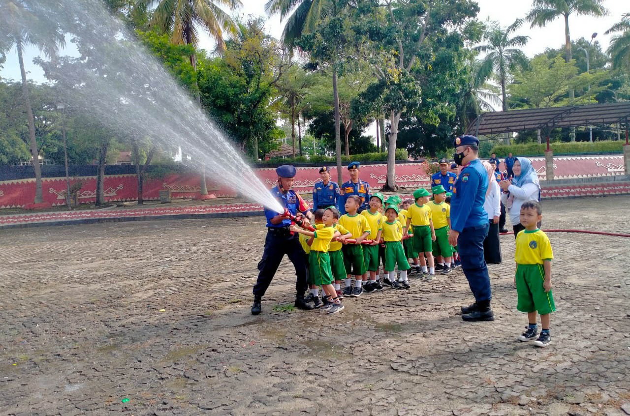 Keren! Erna Yulis Bawa Anak Didiknya di TK Masjid Agung Belajar Profesi Damkar