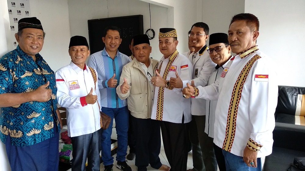 Zainudin Serahkan Bantuan Kursi Roda untuk 10 Desa