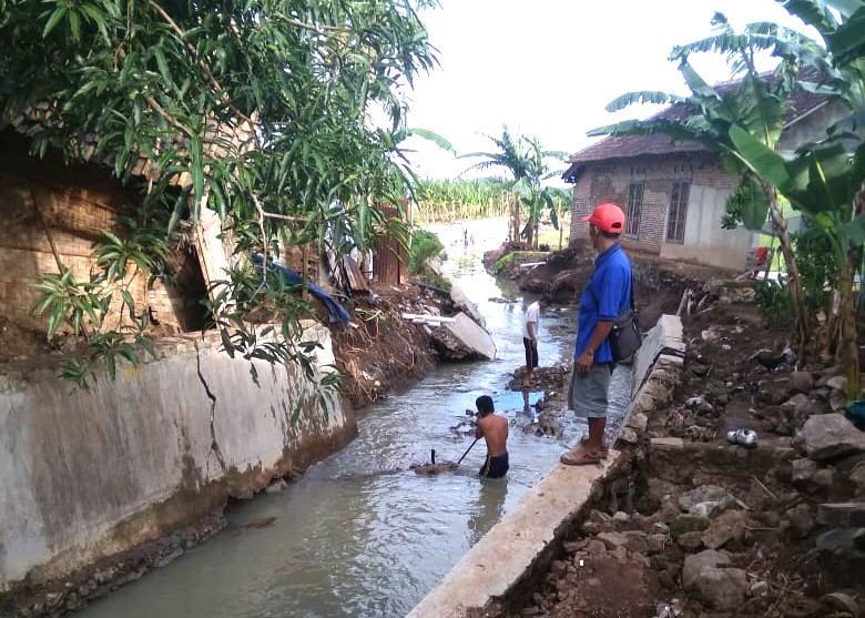 Warga Tambal Lubang di Jalinsum