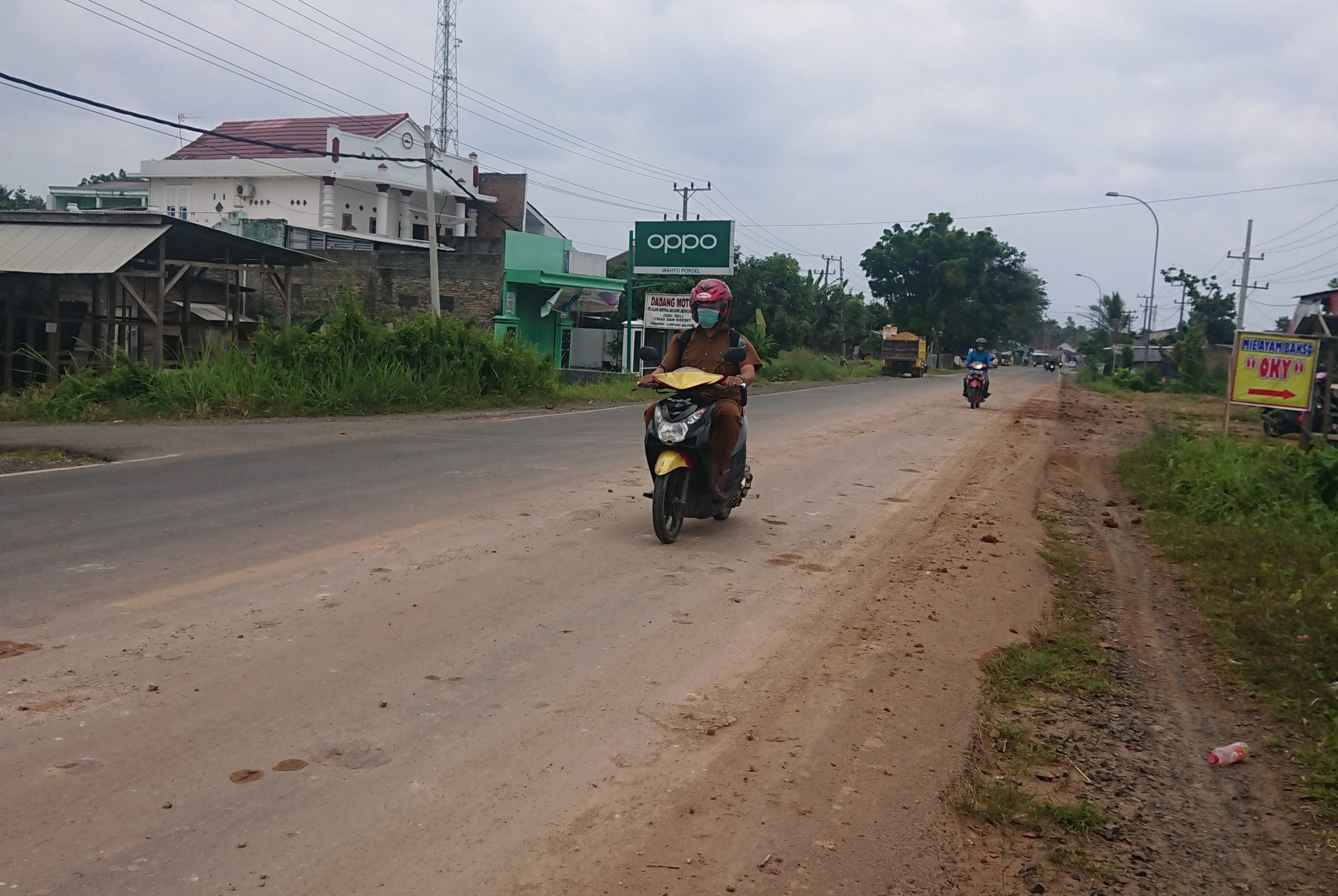 Terganggu Tanah di Badan Jalan