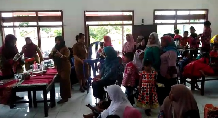 Nanang Shalat Ied Bersama Warga di Lapangan Korpri Kalianda