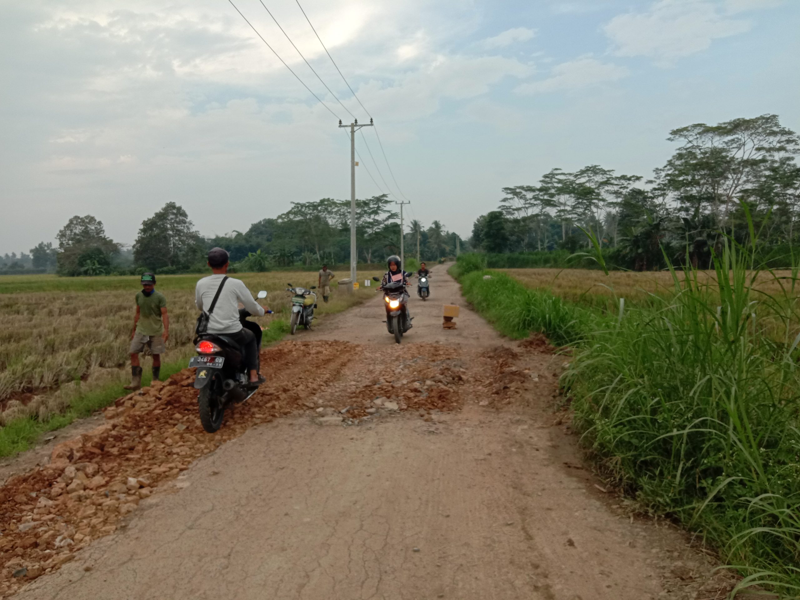 Warga Timbun Jalan Berlubang Minim Penerangan