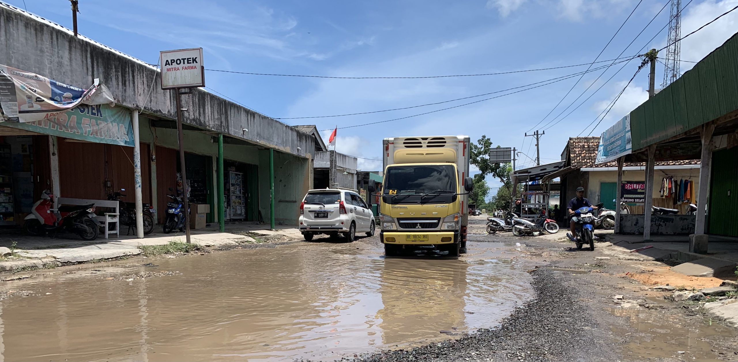 Jalan Pasar Patok jadi Medan Keluhan