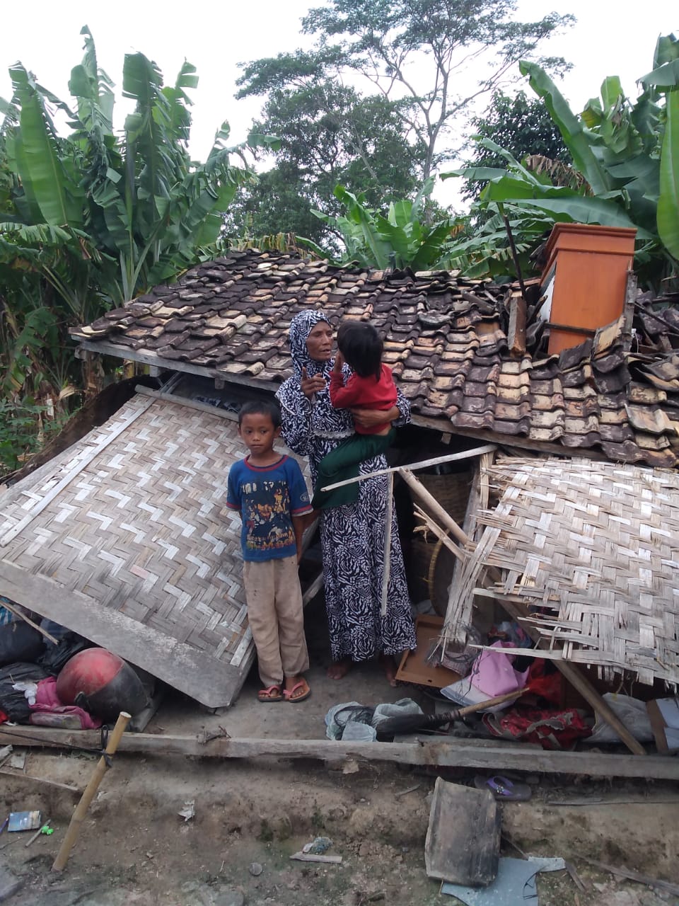 Alhamdulillah, Janda Anak Tujuh Selamat Dari Serangan Rumahnya yang Rubuh