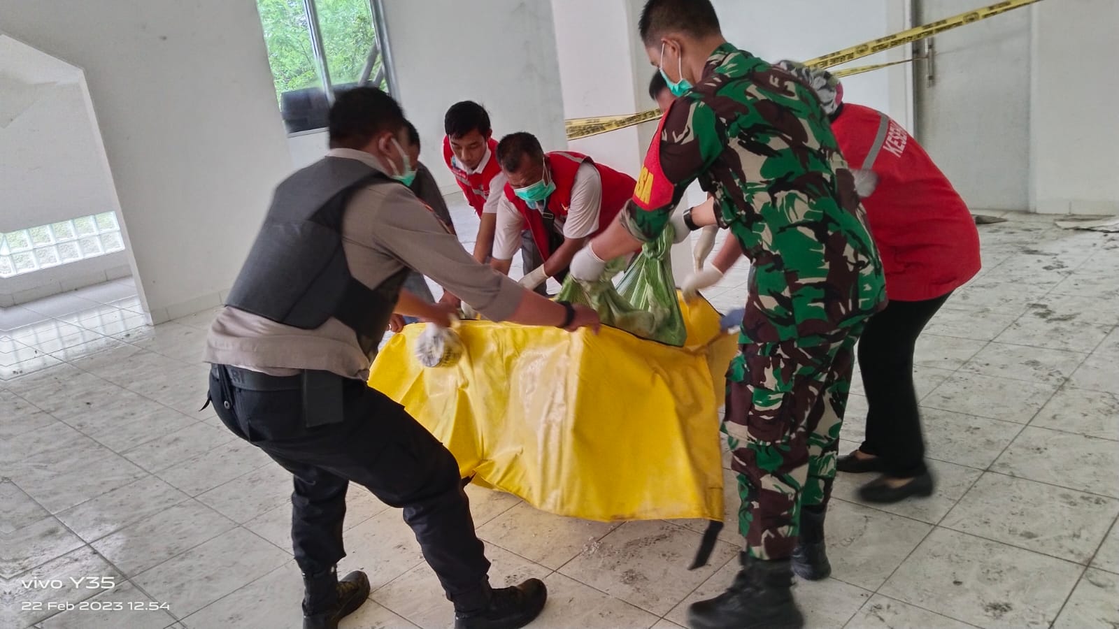 Kakak Beradik Temukan Mayat di Gudang Pabrik