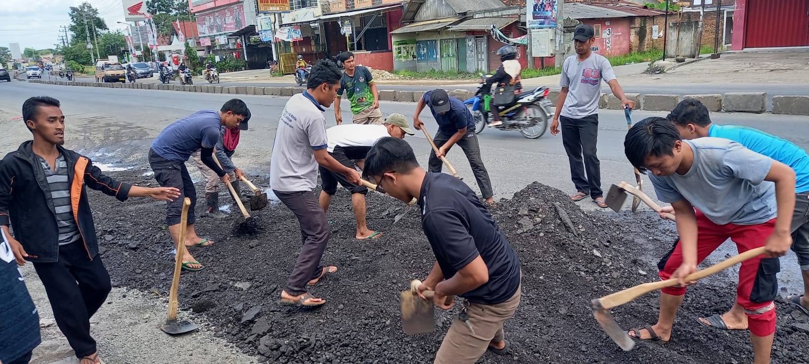 Mobilitas Kendaraan Tinggi di Jalan Ini Bikin Hati Masyarakat Tergerak Gotong Royong