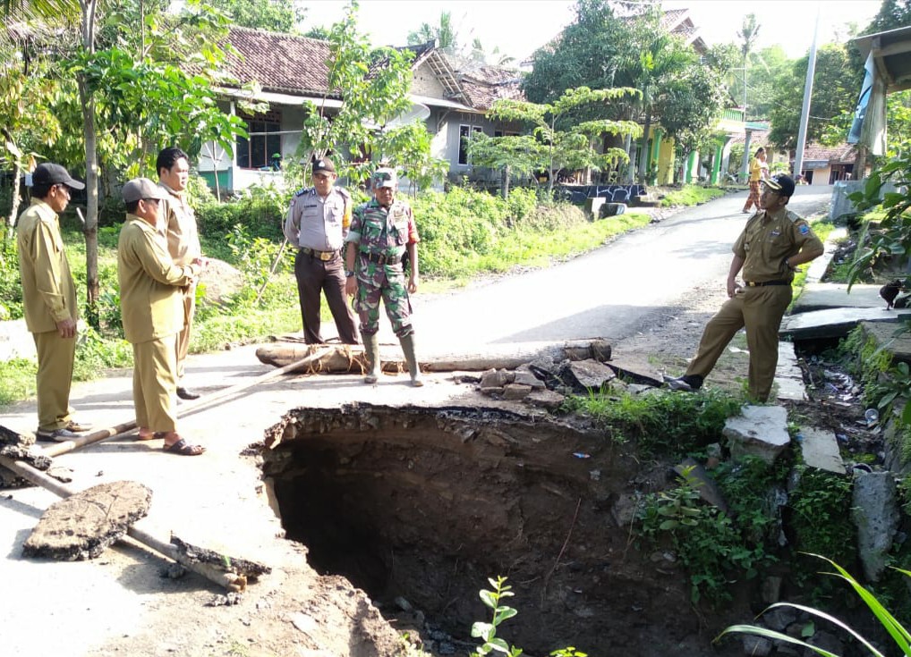 Air Meluap Jembatan Terkikis