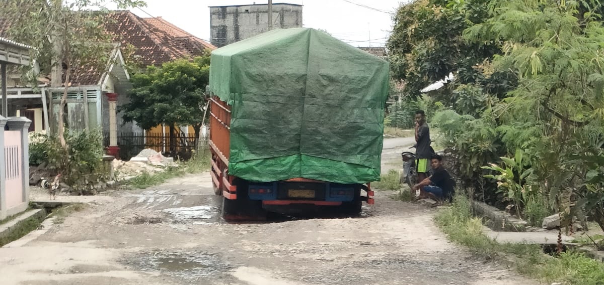 Jalan Poros di Desa Palas Jaya Memprihatinkan, Masyarakat Mengeluh Karena Rawan Amblas