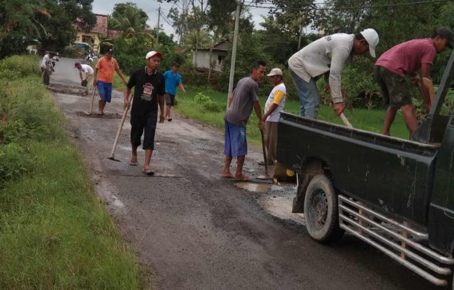 Swadaya Perbaiki Jalan Rusak Dekat Bandara